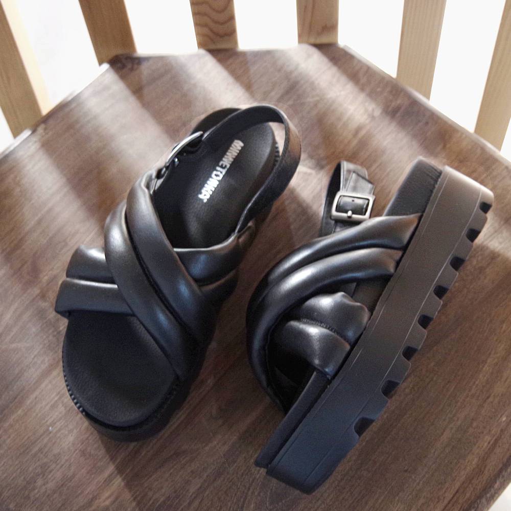 【ミネトンカ MINNETONKA】正規販売代理店 正規品 クロスベルトパデッドサンダル【23M03】