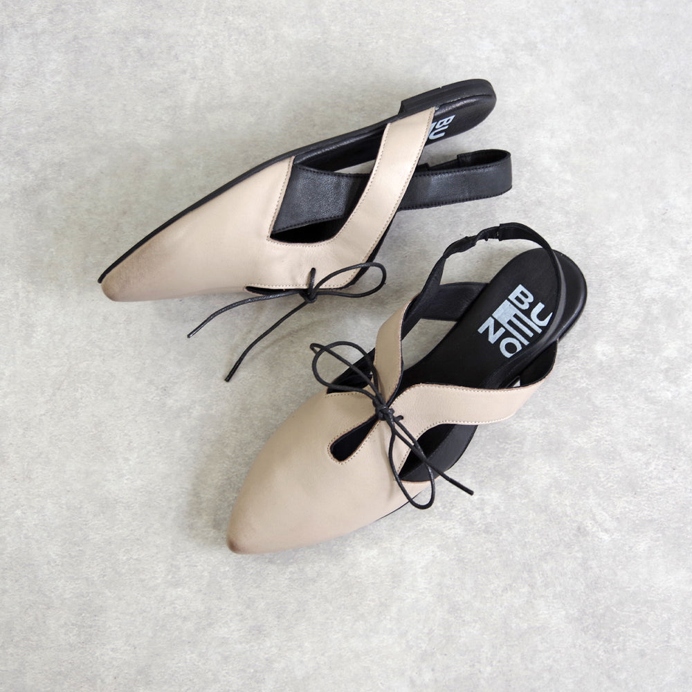 【BUENO SHOES ブエノシューズ】 バックストラップパンプス 【Y1803】 フラット ポインテッドトゥ リボン
