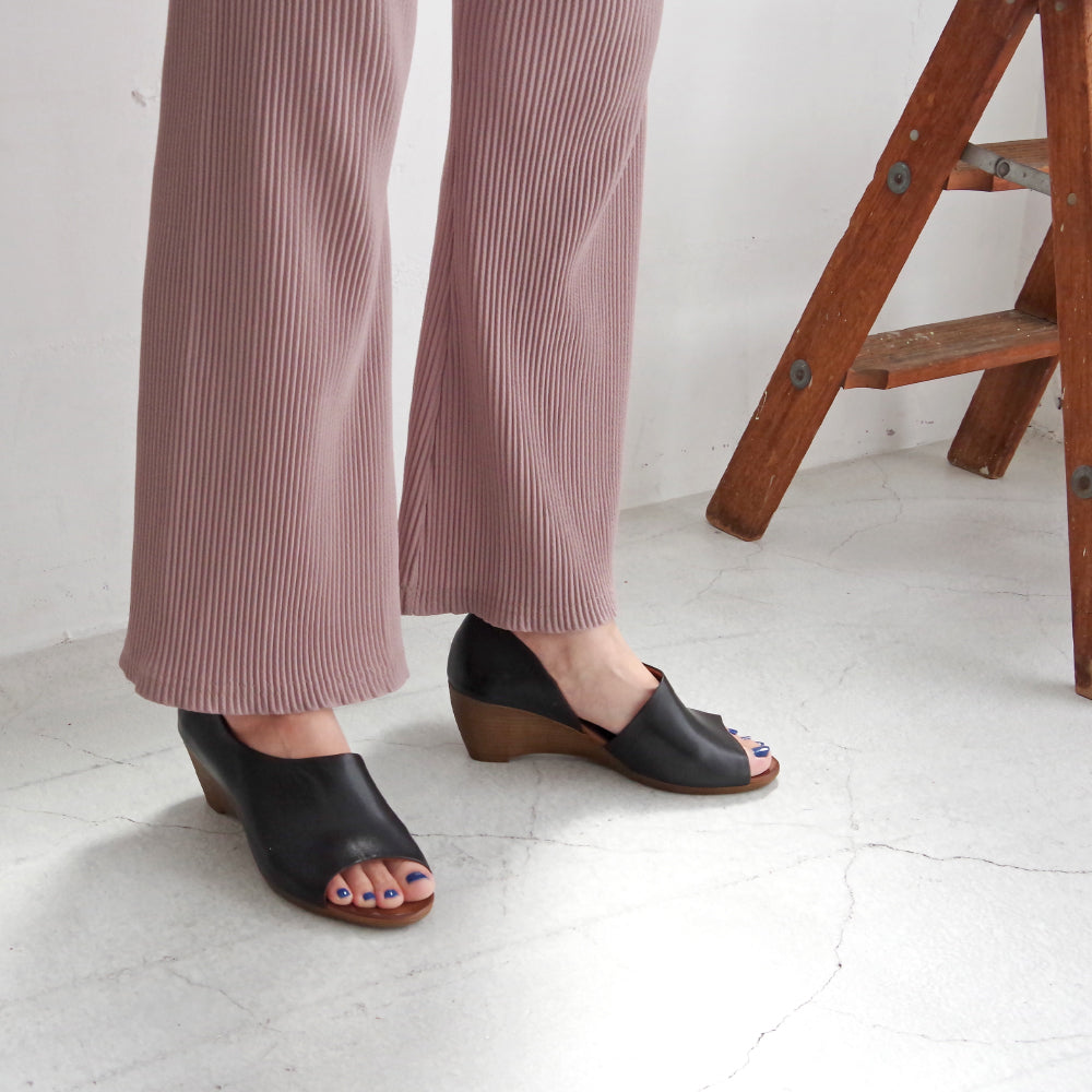 【BUENO SHOES ブエノシューズ】トルコ製 オープントゥサイドカットサンダル【J2410】