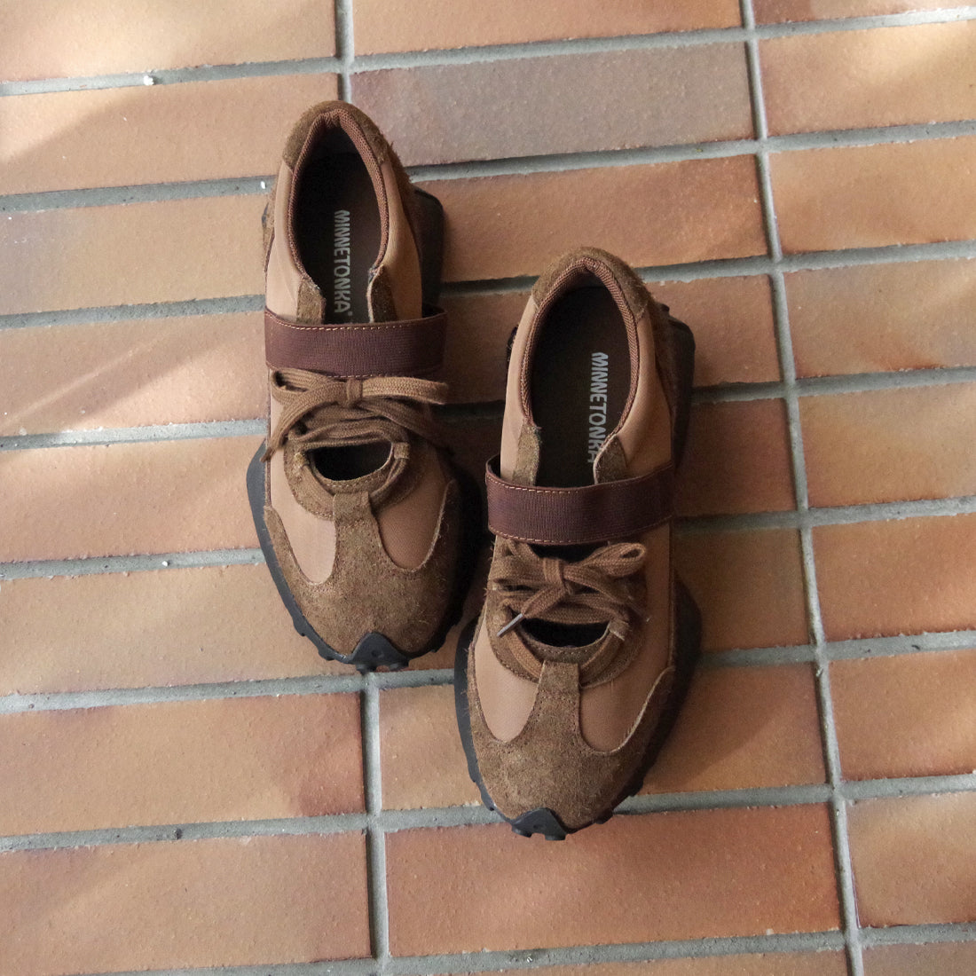 【MINNETONKA ミネトンカ】正規販売代理店 正規品 【26M06】 レースアップベルトスニーカー