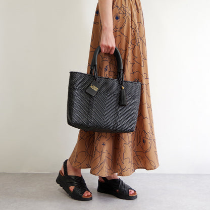 WOVEN ウーヴン Small Tote スモールトート 無地 単色 メルカドバッグ マルシェバッグ 旅行 レジャー 夏コーデ デイリー使い 軽量 裏地付き A5対応 トートバッグ レザーハンドル