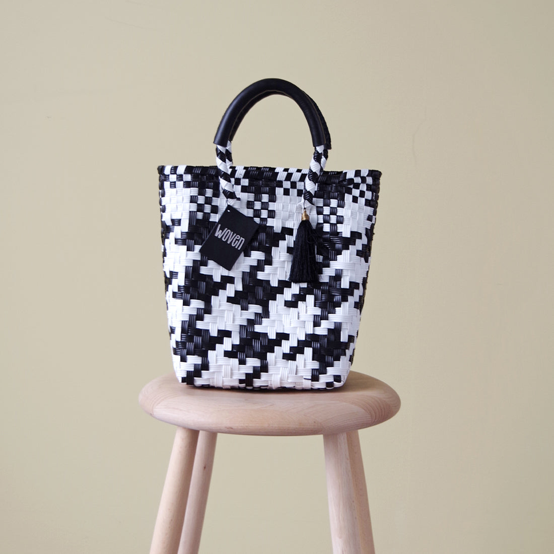 【WOVEN ウーヴン】Mini Tote ミニトート メルカドバッグ レディース かごバッグ 編み込みバッグ メキシコ製 プラカゴバッグ タッセル付き レザーハンドル 千鳥格子 チェック柄