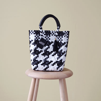 【WOVEN ウーヴン】Mini Tote ミニトート メルカドバッグ レディース かごバッグ 編み込みバッグ メキシコ製 プラカゴバッグ タッセル付き レザーハンドル 千鳥格子 チェック柄