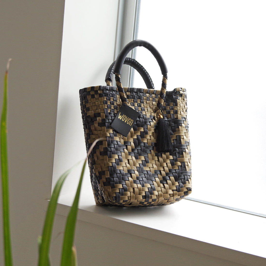 【WOVEN ウーヴン】Mini Tote ミニトート メルカドバッグ レディース かごバッグ 編み込みバッグ メキシコ製 プラカゴバッグ タッセル付き レザーハンドル 千鳥格子 チェック柄