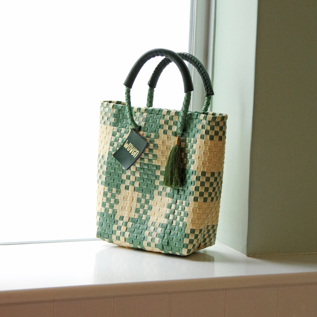 【WOVEN ウーヴン】Mini Tote ミニトート メルカドバッグ レディース かごバッグ 編み込みバッグ メキシコ製 プラカゴバッグ タッセル付き レザーハンドル 千鳥格子 チェック柄
