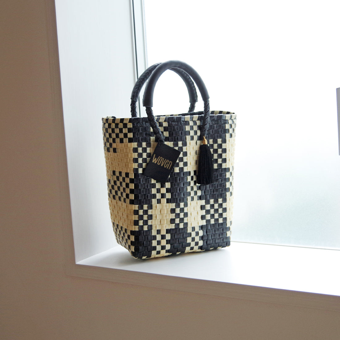 【WOVEN ウーヴン】Mini Tote ミニトート メルカドバッグ レディース かごバッグ 編み込みバッグ メキシコ製 プラカゴバッグ タッセル付き レザーハンドル 千鳥格子 チェック柄