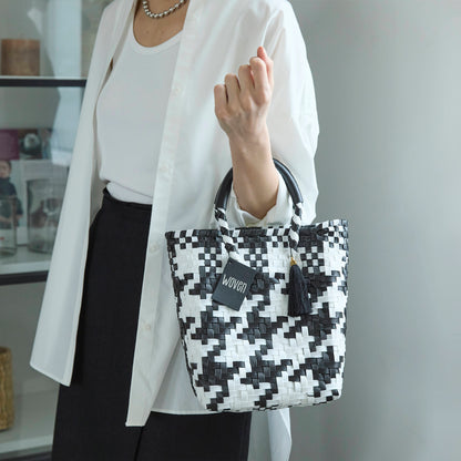 【WOVEN ウーヴン】Mini Tote ミニトート メルカドバッグ レディース かごバッグ 編み込みバッグ メキシコ製 プラカゴバッグ タッセル付き レザーハンドル 千鳥格子 チェック柄