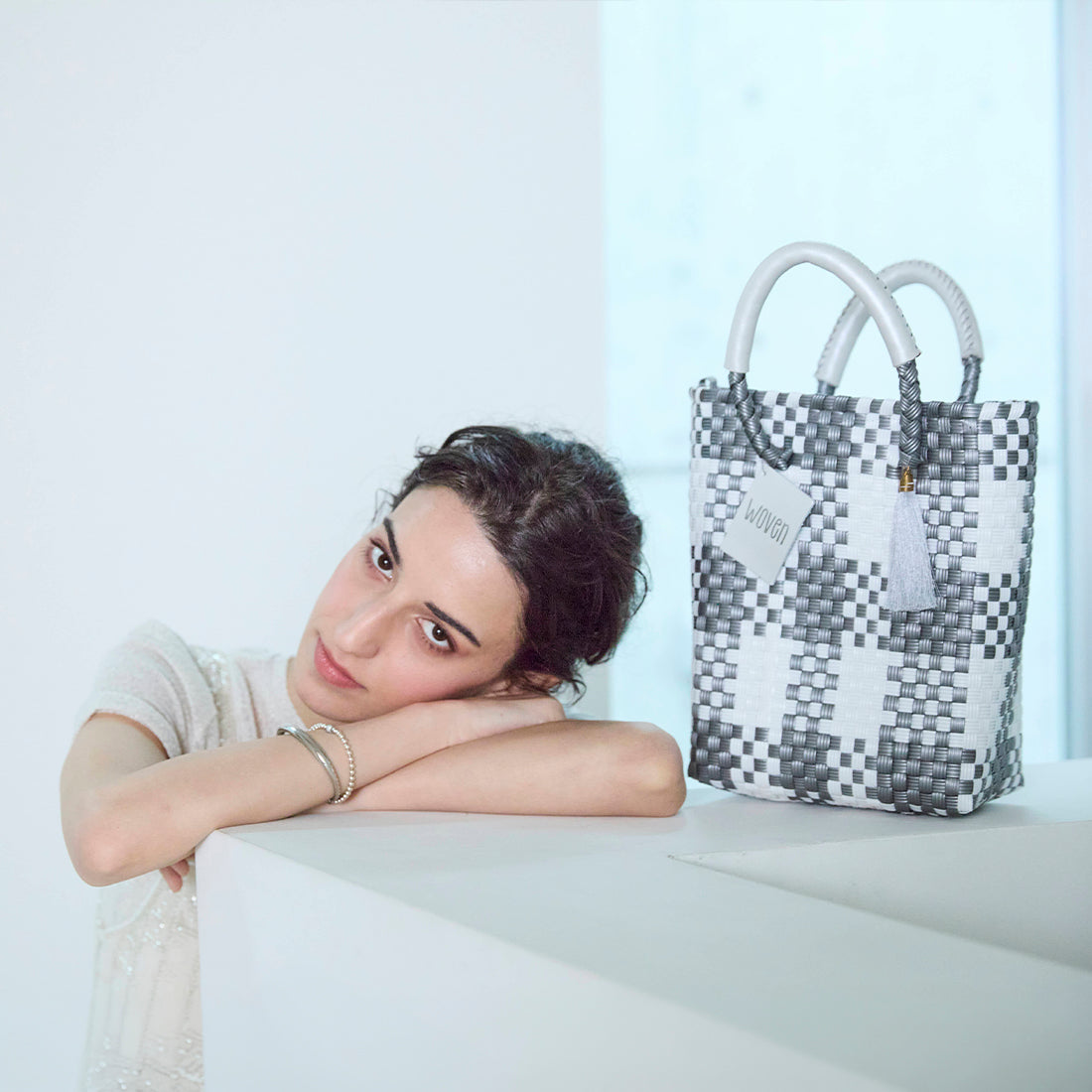 【WOVEN ウーヴン】Mini Tote ミニトート メルカドバッグ レディース かごバッグ 編み込みバッグ メキシコ製 プラカゴバッグ タッセル付き レザーハンドル 千鳥格子 チェック柄