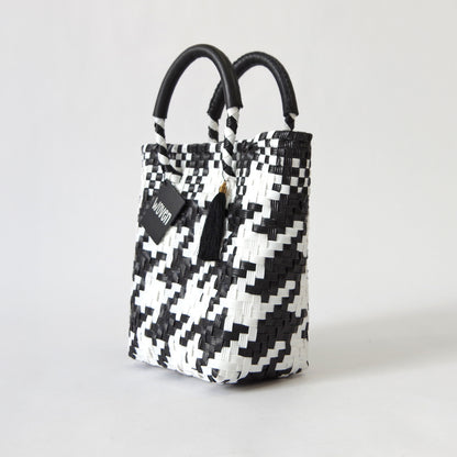 【WOVEN ウーヴン】Mini Tote ミニトート メルカドバッグ レディース かごバッグ 編み込みバッグ メキシコ製 プラカゴバッグ タッセル付き レザーハンドル 千鳥格子 チェック柄