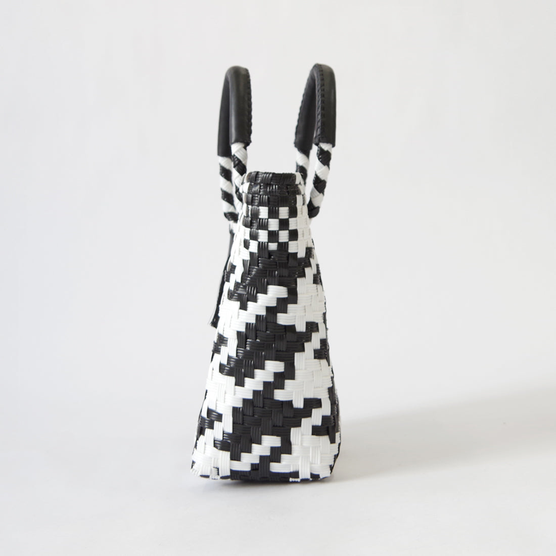 【WOVEN ウーヴン】Mini Tote ミニトート メルカドバッグ レディース かごバッグ 編み込みバッグ メキシコ製 プラカゴバッグ タッセル付き レザーハンドル 千鳥格子 チェック柄