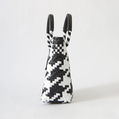 【WOVEN ウーヴン】Mini Tote ミニトート メルカドバッグ レディース かごバッグ 編み込みバッグ メキシコ製 プラカゴバッグ タッセル付き レザーハンドル 千鳥格子 チェック柄