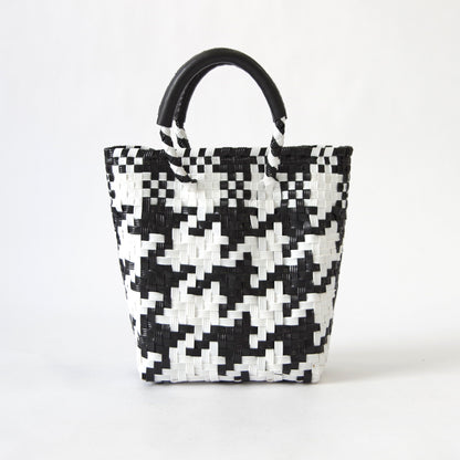 【WOVEN ウーヴン】Mini Tote ミニトート メルカドバッグ レディース かごバッグ 編み込みバッグ メキシコ製 プラカゴバッグ タッセル付き レザーハンドル 千鳥格子 チェック柄