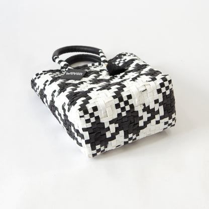 【WOVEN ウーヴン】Mini Tote ミニトート メルカドバッグ レディース かごバッグ 編み込みバッグ メキシコ製 プラカゴバッグ タッセル付き レザーハンドル 千鳥格子 チェック柄
