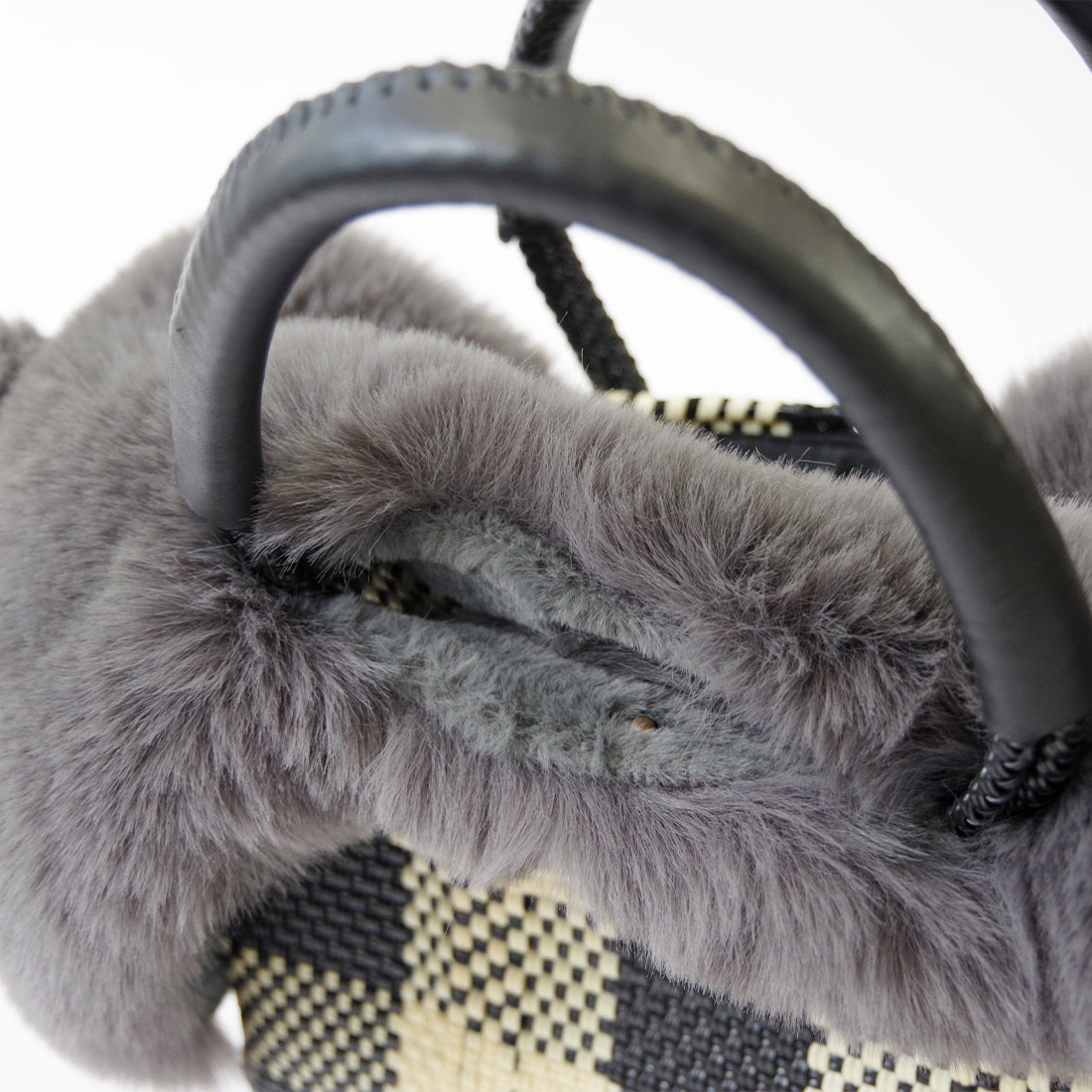 【売上の一部を寄付｜保護犬猫支援】WOVEN ウーヴン 【ECO FUR NEKO FLAP COVER】 エコファー猫フラップカバー かばん用アクセサリー ネコ 猫 ねこ 横型